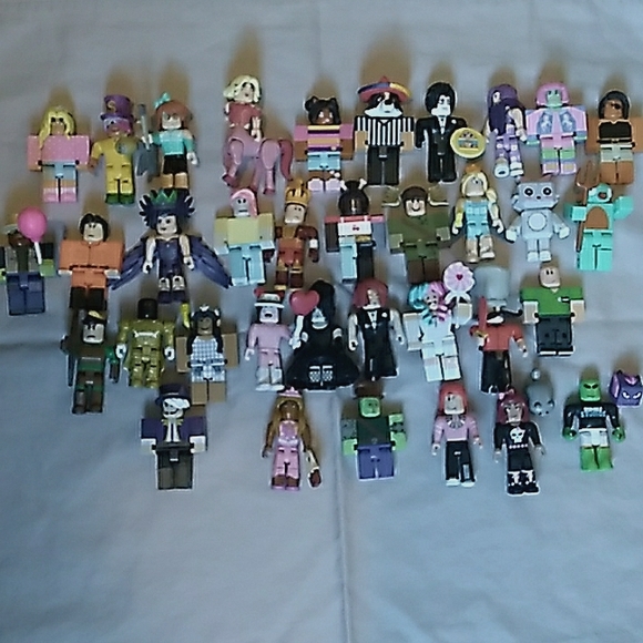 Roblox Other - Roblox figurines bundle with various unused codes, 35 figurines and 16 codes